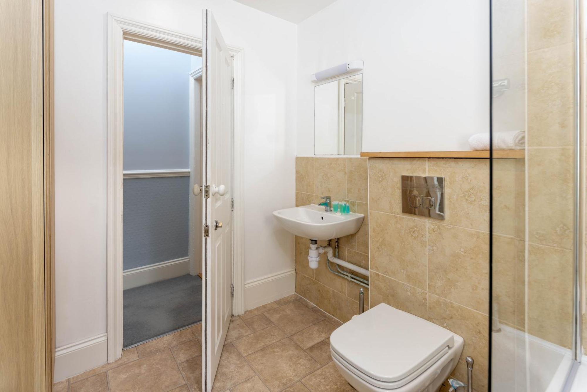 Air Host & Stay - Rockfield House - Sleeps 8 Liverpool Bagian luar foto
